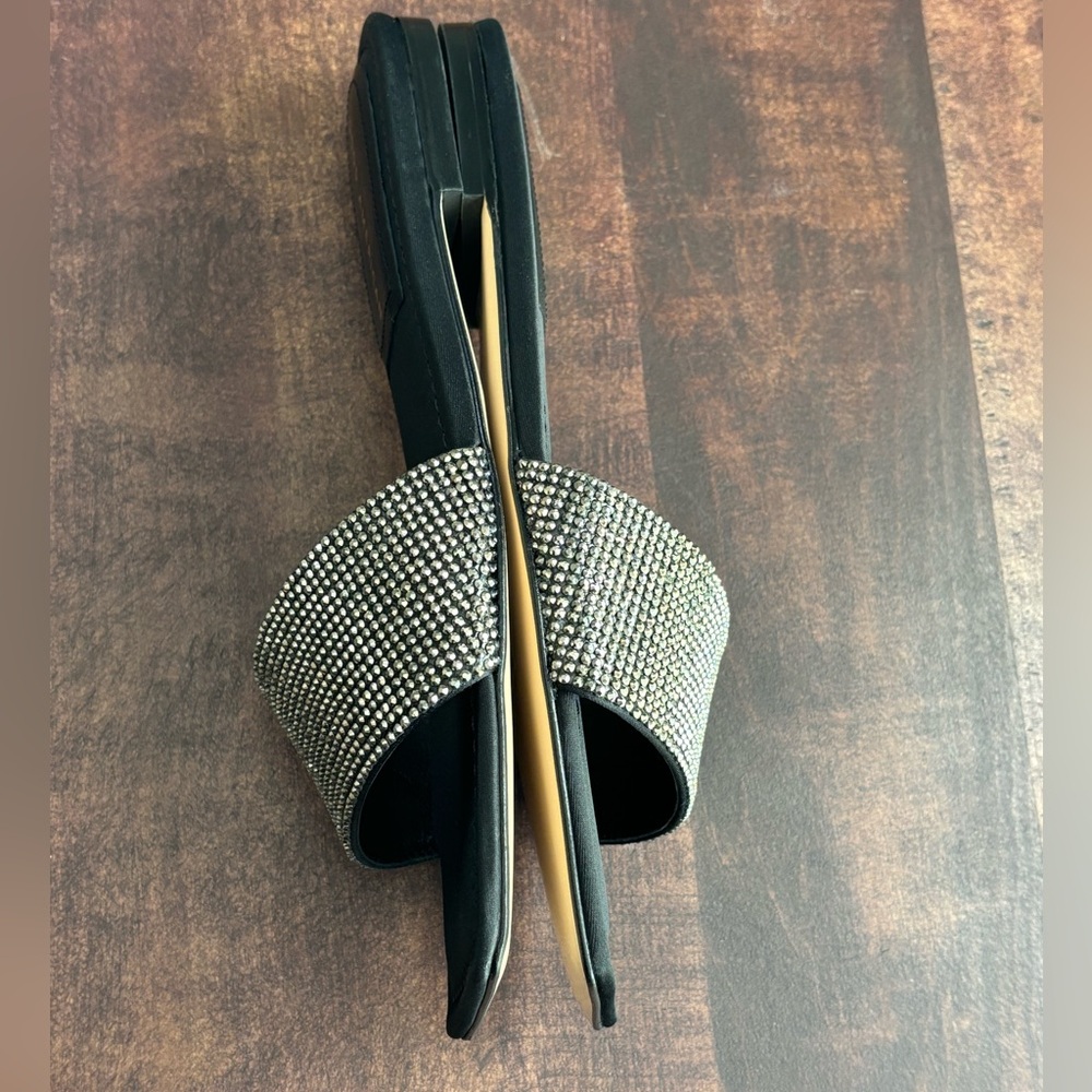 Good American Crystal Crush Standout Slide
Sandal - Picture 11 of 13